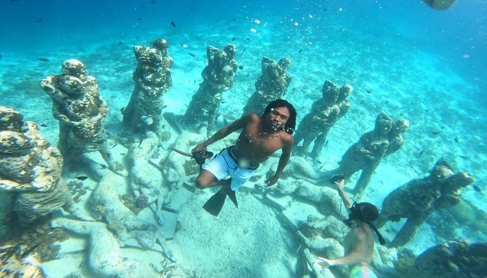 Snorkeling with sea turtles Gili Meno, coral reef Lombok Indonesia adventure