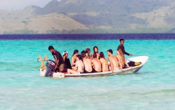 Luxury Komodo Tour 4D3N from Labuan Bajo Flores to Lombok, explore Komodo dragons, pink beaches, and stunning islands aboard an exclusive cruise.