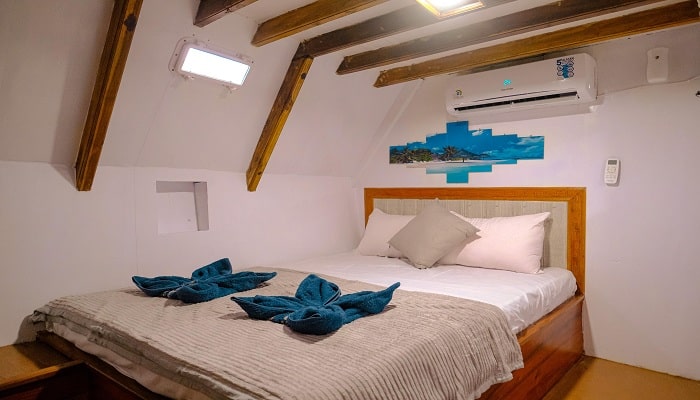 Luxury Komodo Tour 4D3N from Labuan Bajo Flores to Lombok, explore Komodo dragons, pink beaches, and stunning islands aboard an exclusive cruise.