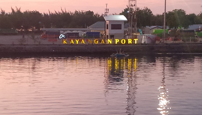 Kayangan Harbor Lombok, the main gateway to Sumbawa and Komodo Islands. Start your 4D3N Komodo tour and explore Indonesia’s most stunning sailing routes.