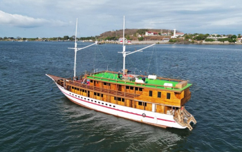 Lombok to Komodo 4D3N luxury cruise exploring Komodo dragons, pink beaches, whale sharks, and hidden islands from Lombok to Labuan Bajo in comfort.