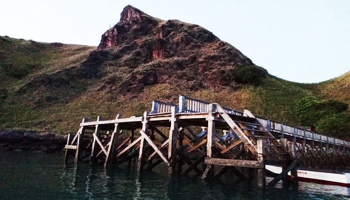 Aerial view of Padar Island Labuan Bajo showing hiking trails, beaches, and scenic routes for first-time travelers.